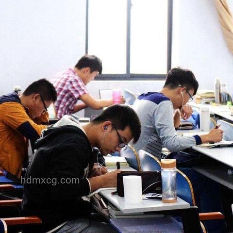 985舰开火送高考超硬核祝福：军事元素与高考激励的创新融合